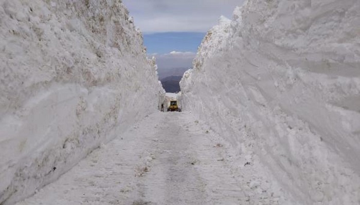 Yüksekova'da yayla yolunda 8 metre karla mücadele