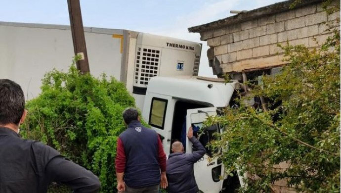 Kozluk'ta TIR eve çarptı