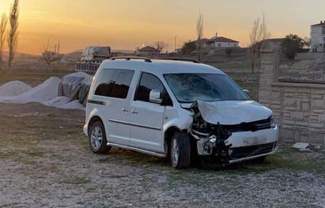Hafif ticari araç motosikletle çarpıştı: 3 ölü, 1 yaralı