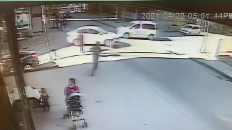 Ayakkabısını bağlayan çocuğu otomobil ezdi