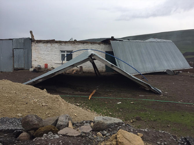 Şiddetli rüzgar evlerin çatılarını uçurdu