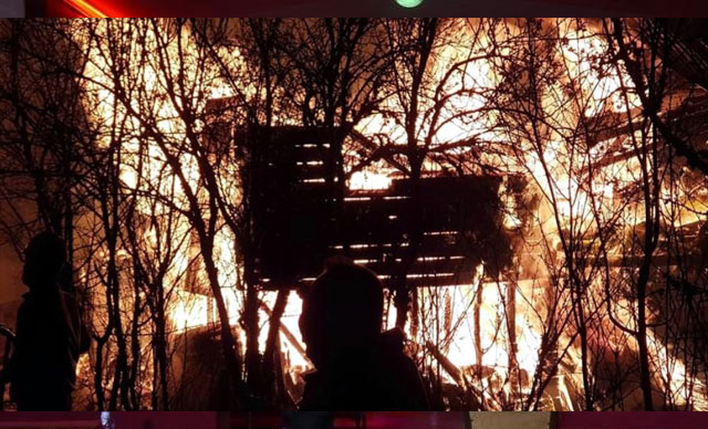 3 köy evi ile 1 otomobil yandı: 2 ölü, 1 yaralı