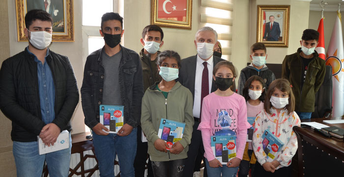 Ak Parti Hakkari İl Başkanı Özbek gençlere tablet dağıttı