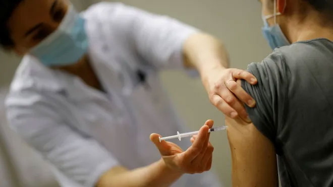 BioNTech aşısında ikinci doz randevuları ertelendi