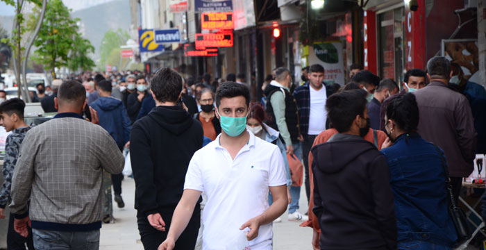 Kapanma öncesi Hakkari’de vatandaşlar dertli