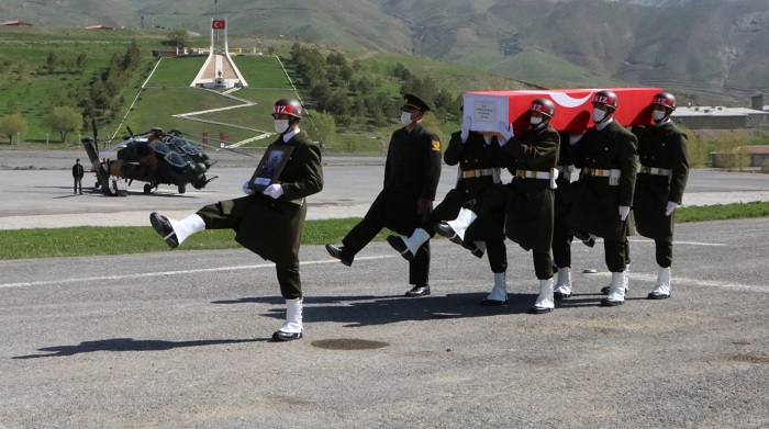 Güdümlü füze ile şehit olan askere Hakkari'de tören düzenledi