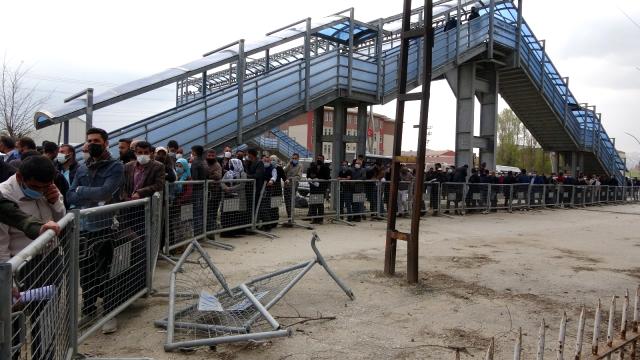 Yüksekova'da 1 kilometrelik 'izin' kuyruğu oluştu