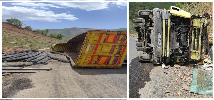 Çukurca'da Demir yüklü TIR devrildi: 1 yaralı