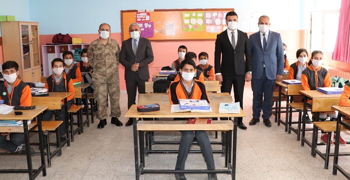 Hakkari MEB'in uzaktan eğitime tablet desteği sürüyor