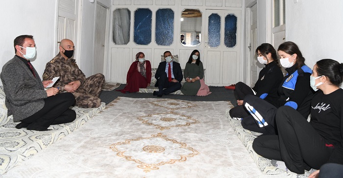 Şehit ailelerini ziyaret etti