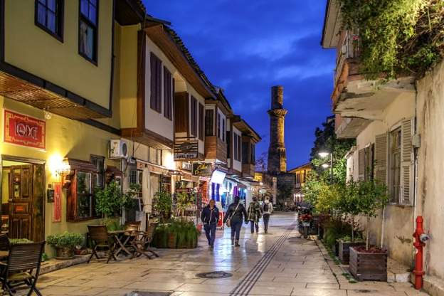 Antalya'da tekel büfeleri kapatıldı, alkol satışı yasaklandı