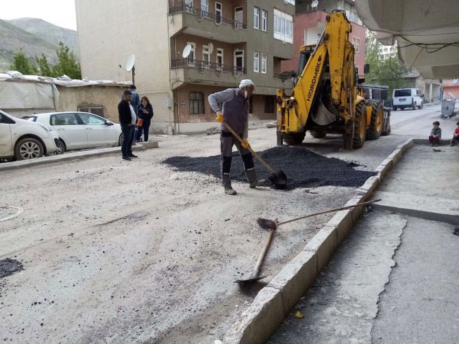 Hakkari'de asfalt yama çalışmaları başlatıldı