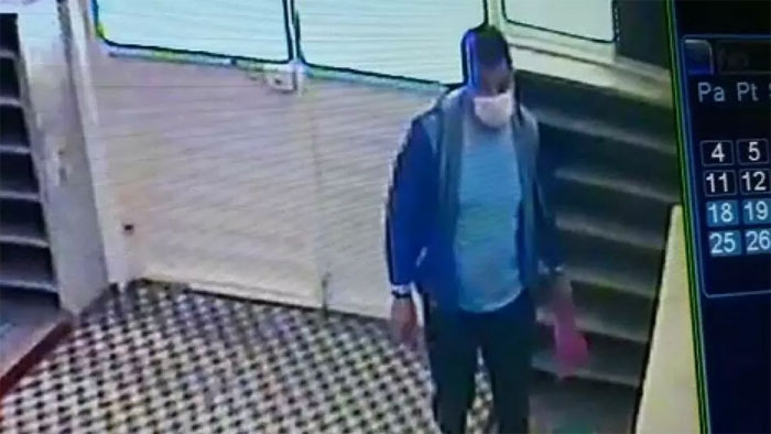 Kitap okuyormuş gibi yaptı, fitre zarflarını çaldı