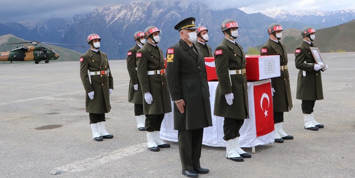 Roketli saldırıda şehit olan asker için Hakkari'de tören!