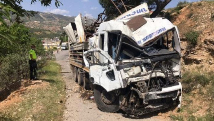 Freni boşalan kamyon 3 araca çarptı