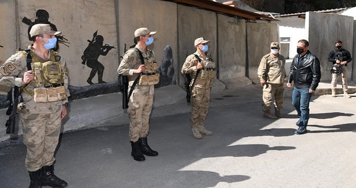 Hakkari Valisi Akbıyık Şine Köprüsü'ndeki askerleri ziyaret etti