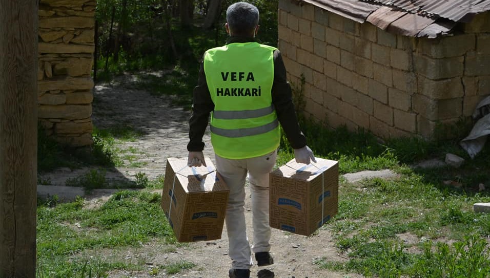 Hakkari Vefa Sosyal Destek Grubu ekipleri, Kısıtlamada çıkamayan hastaların ihtiyaçlarını karşılıyor