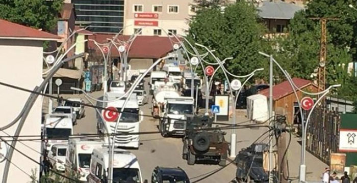 Çukurca’da kaymakamlık binasına saldırı