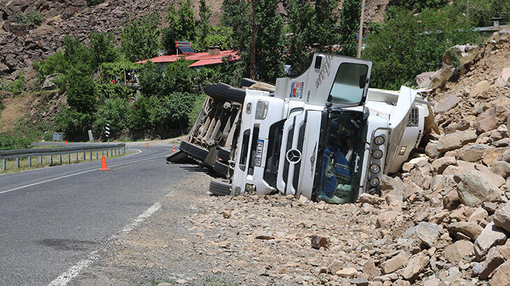 Hakkari'de ip yüklü TIR devrildi!