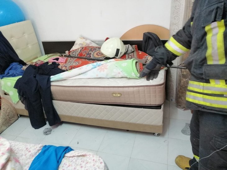 Yatak odasında yılan paniği!