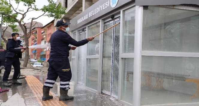 Hakkari'de şehir içi duraklar dezenfekten edildi
