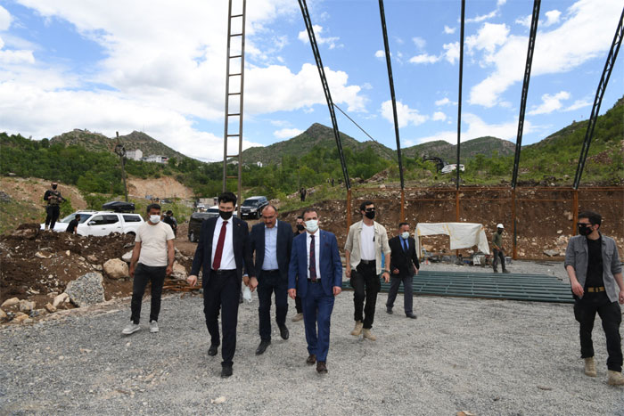 Vali Akbıyık Çukurca'da incelemelerde bulundu