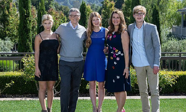 Bill Gates eşi Melinda’ya 1.8 milyar dolarlık hisse aktardı