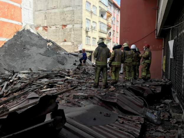 Dört katlı bina çöktü