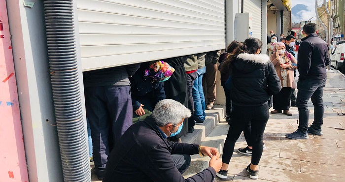 Hakkari PTT önündeki kuyruk kepenk indirtti