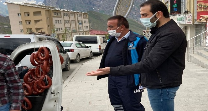 Sucuk satan işportacı il dışına çıkartıldı