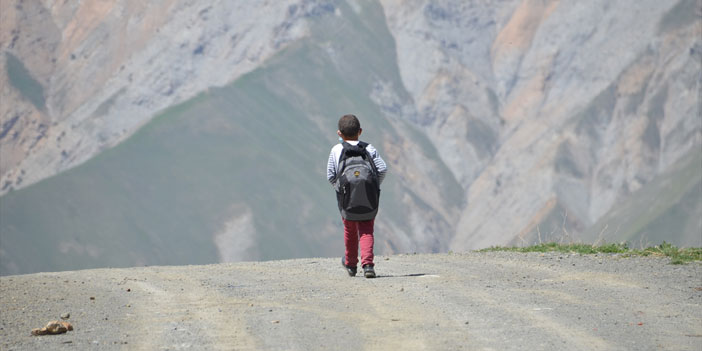 Hakkarili İsa, uzaktan eğitime katılabilmek için her gün 2 kilometre yürüyor