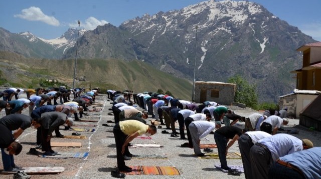 Hakkari'de bayram namazı camilerde kılınacak mı?