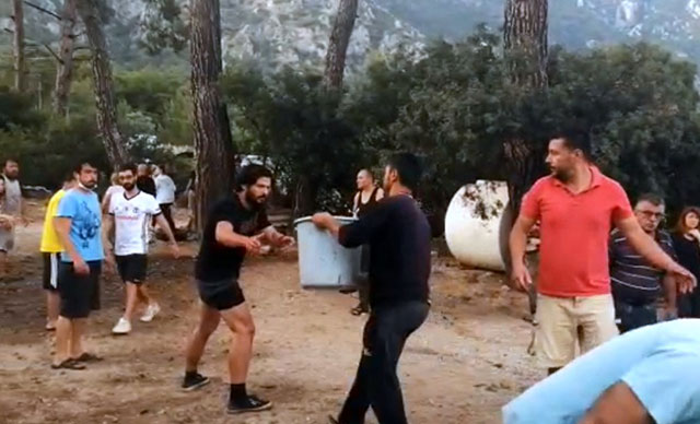 Yangına kovalarla taşıdıkları suyla müdahale ettiler