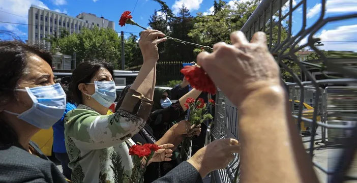 HDP'den kayıpların anısına Galatasaray Meydanı'na karanfil