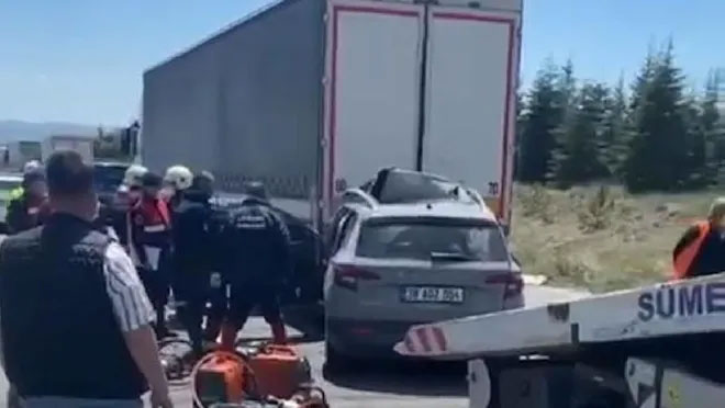 TIR'a çarpan otomobildeki çift ve bir çocukları öldü