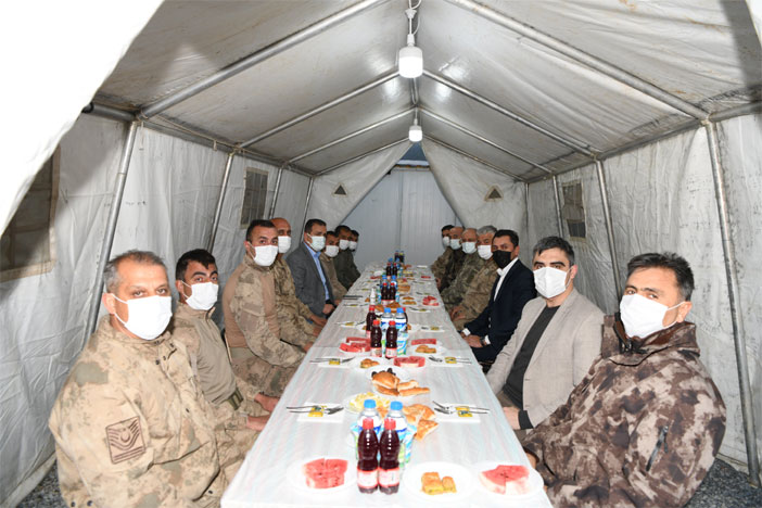 Hakkari Valisi Akbıyık üs bölgesinde askerlerle iftar yaptı