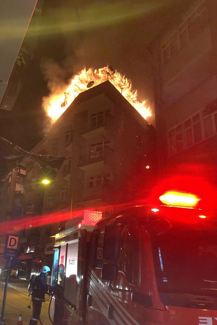 Boş bir binanın çatısında çıkan yangın söndürüldü