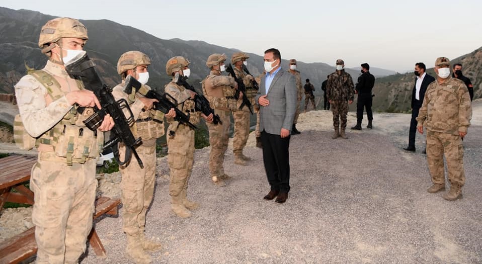 Hakkari Valisi Akbıyık üs bölgesinde askerlerle iftar yaptı