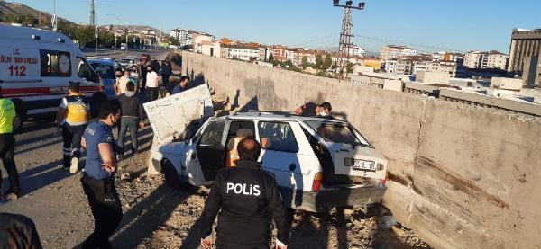 Otomobil hastane bahçesinin duvarına çarptı: 1 ölü, 2 yaralı