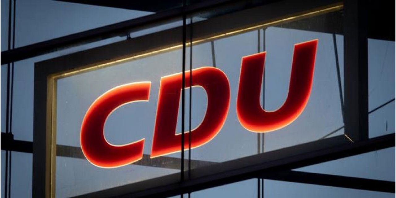 İsrail’i eleştiren Türk kökenli siyasetçi istifa etti