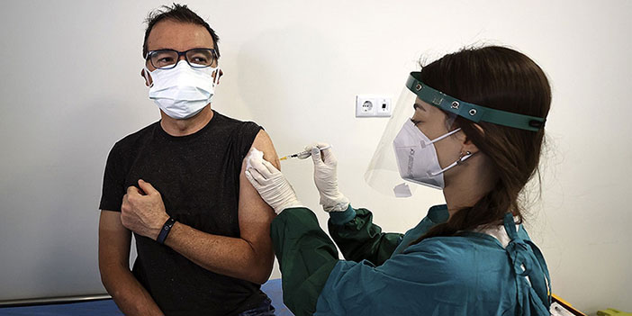 Sağlık çalışanlarının eşlerine Kovid-19 aşısı yapılmaya başlandı