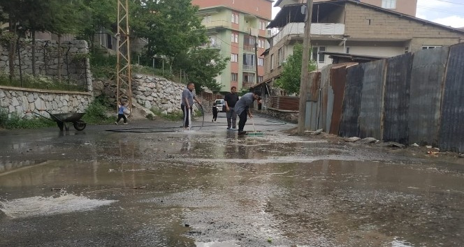 Mahalle halkı eline hortum alıp cadde ve sokakları yıkadı