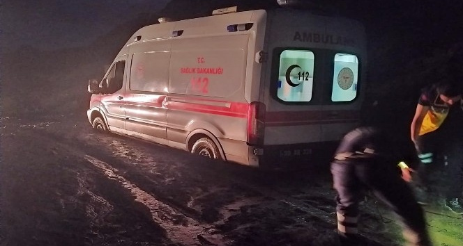 Yüksekova-Van karayolunda heyelan