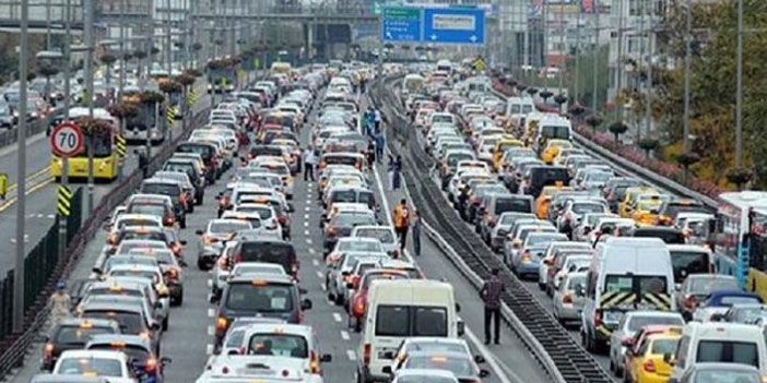 Türkiye'de her 6 kişiye, İzmir'de 2 kişiye bir otomobil düşüyor