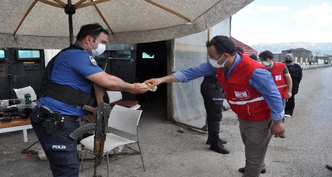 Kızılay'dan polis ekipleri ve sağlık çalışanlarına bayram ziyareti