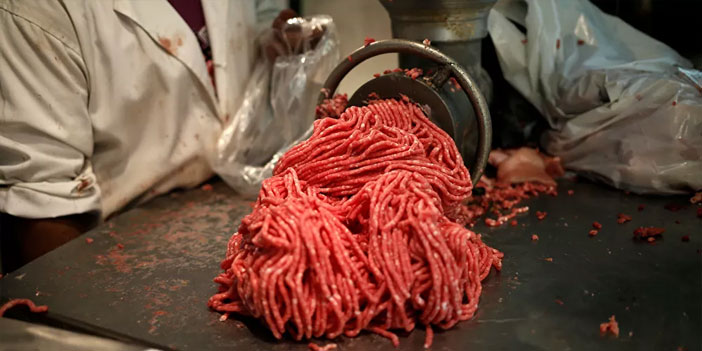 Süpermarkette kavga: Kadınlardan biri, diğerine 5 kiloluk kıymayla saldırdı