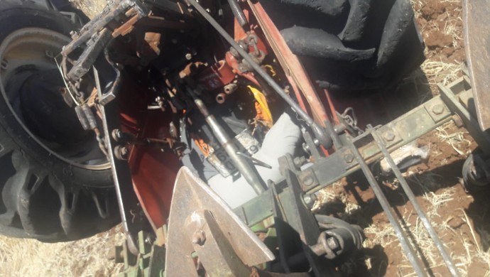 Traktörü devrilen çiftçi yaşamını yitirdi