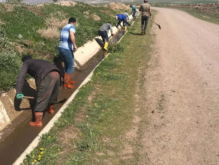Mahalleliler su kanalını el birliğiyle temizledi