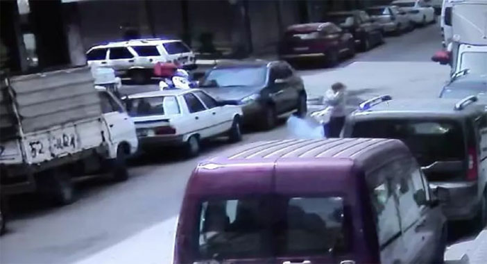 Yürürken gözüne maytap isabet etti