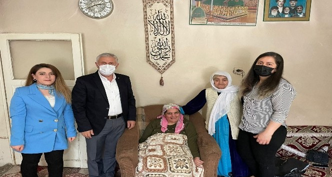 Başkan Özbek'ten yılın annesine ziyaret